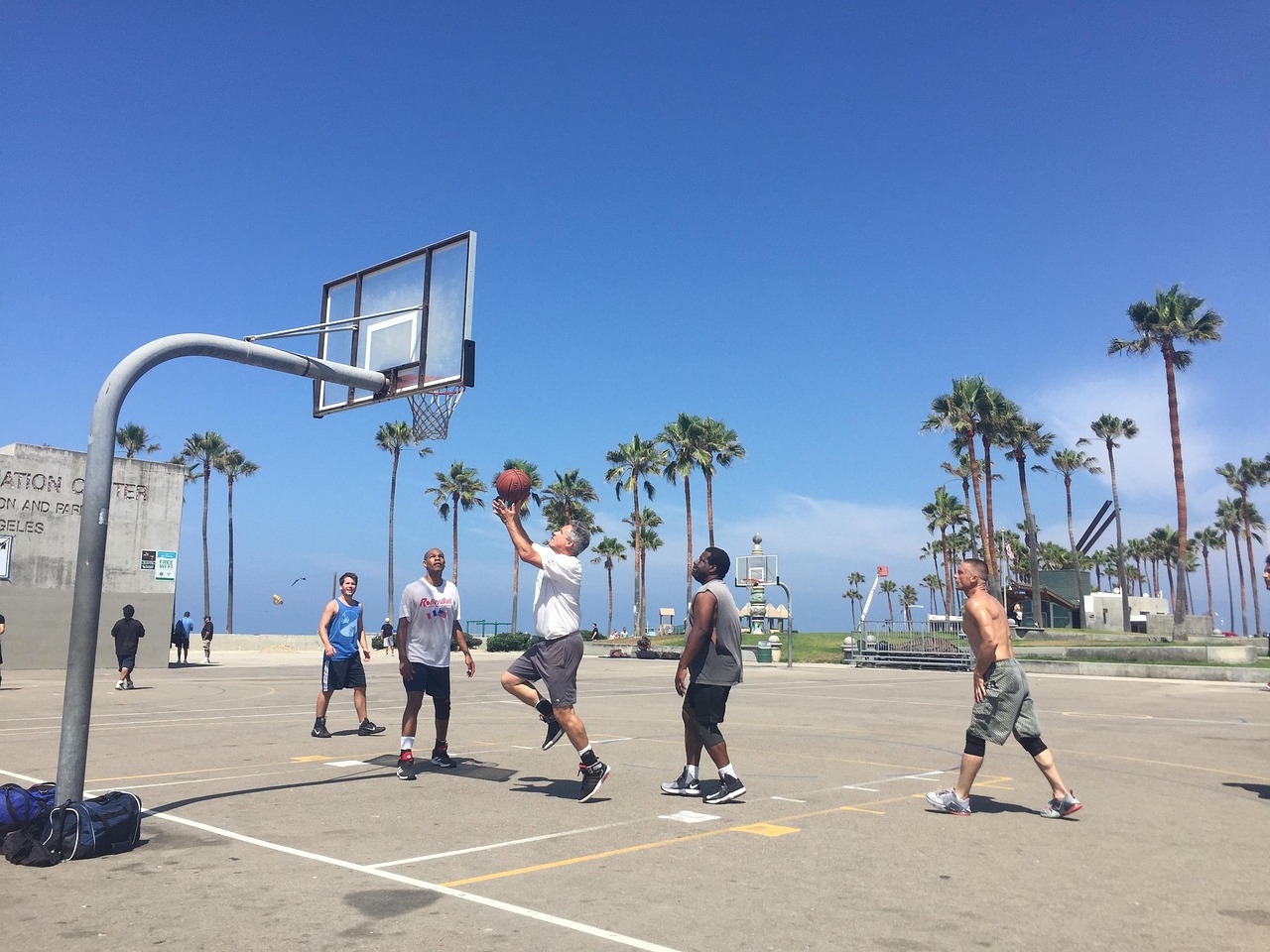 NBA最新賽事熱血激戰，巨星閃耀賽場
